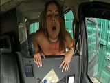 El taxista le ofrece dinero a cambio de dejarse follar