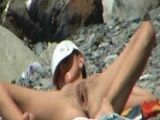 Parejas y chicas pilladas desnudas en la playa nudista
