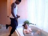 El novio negro de su hija la pilla masturbándose en la bañera